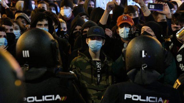 Pablo Hasel: İspanya da rap şarkıcısının tutuklanmasına karşı yapılan eylemlerde çatışma çıktı 2