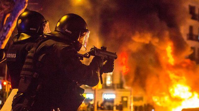 Pablo Hasel: İspanya da rap şarkıcısının tutuklanmasına karşı yapılan eylemlerde çatışma çıktı 3