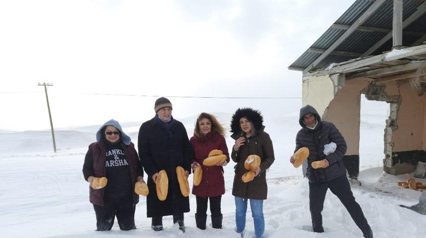 Gürün Ziraat Odası dondurucu soğukta hayvanları unutmadı
