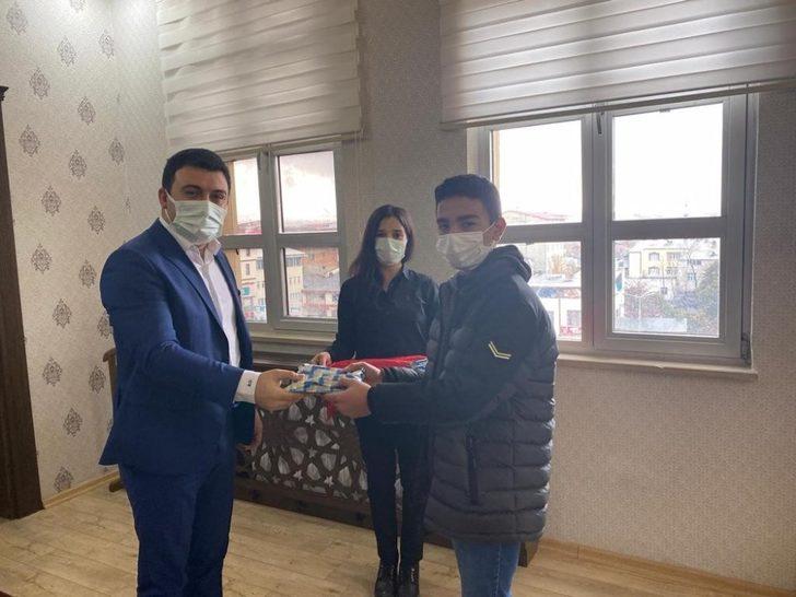 Okudular ödüllendirildiler G4