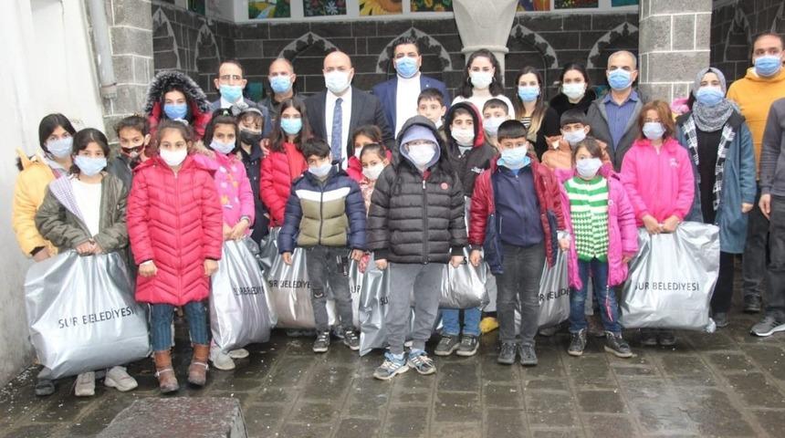 Sur Belediyesinden 2 bin &ccedil;ocuğa kışlık giysi yardımı