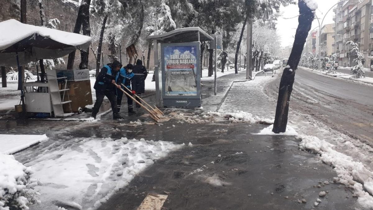 Sur Belediyesinden karla m&uuml;cadele &ccedil;alışmaları