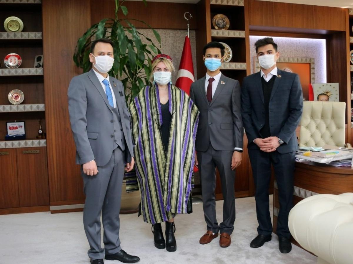 Afganistanlı baba-kızın &uuml;niversitesi başarısı