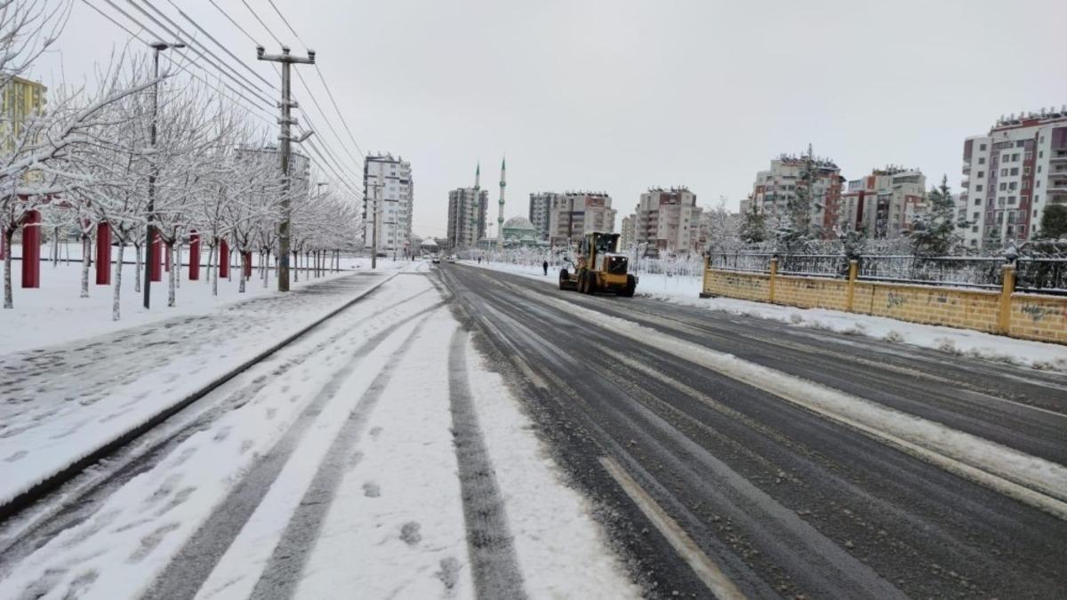 Kayapınar&rsquo;da karla m&uuml;cadele seferberliği
