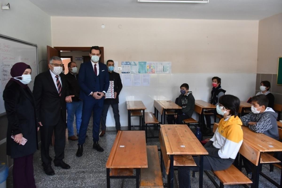 Y&uuml;z y&uuml;ze eğitime başlayan &ouml;ğrencileri ziyaret ettiler