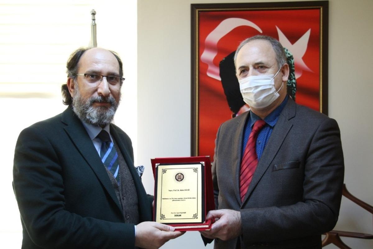 Oltu Beşeri ve Sosyal Bilimler Fak&uuml;ltesi&rsquo;nin yeni dekanı Prof. Dr. Cavit Yeşilyurt oldu