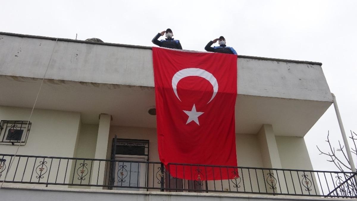 İdlib&rsquo;de g&ouml;rev yapan askerin evine dev T&uuml;rk bayrağı