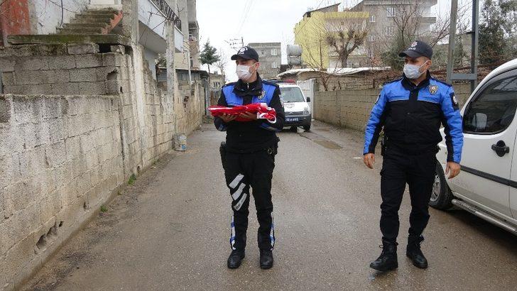 İdlib’de görev yapan askerin evine dev Türk bayrağı G3