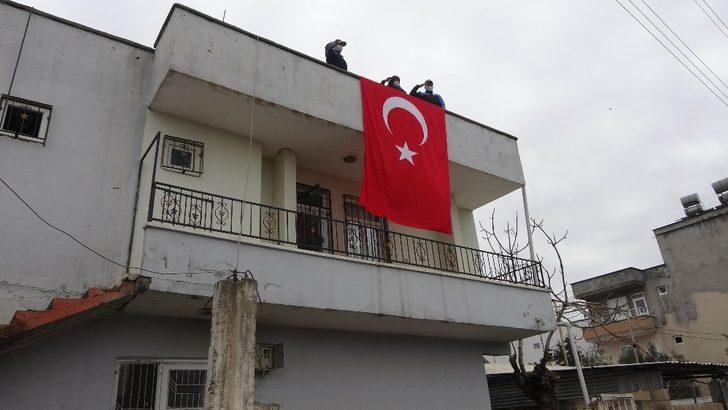 İdlib’de görev yapan askerin evine dev Türk bayrağı G4