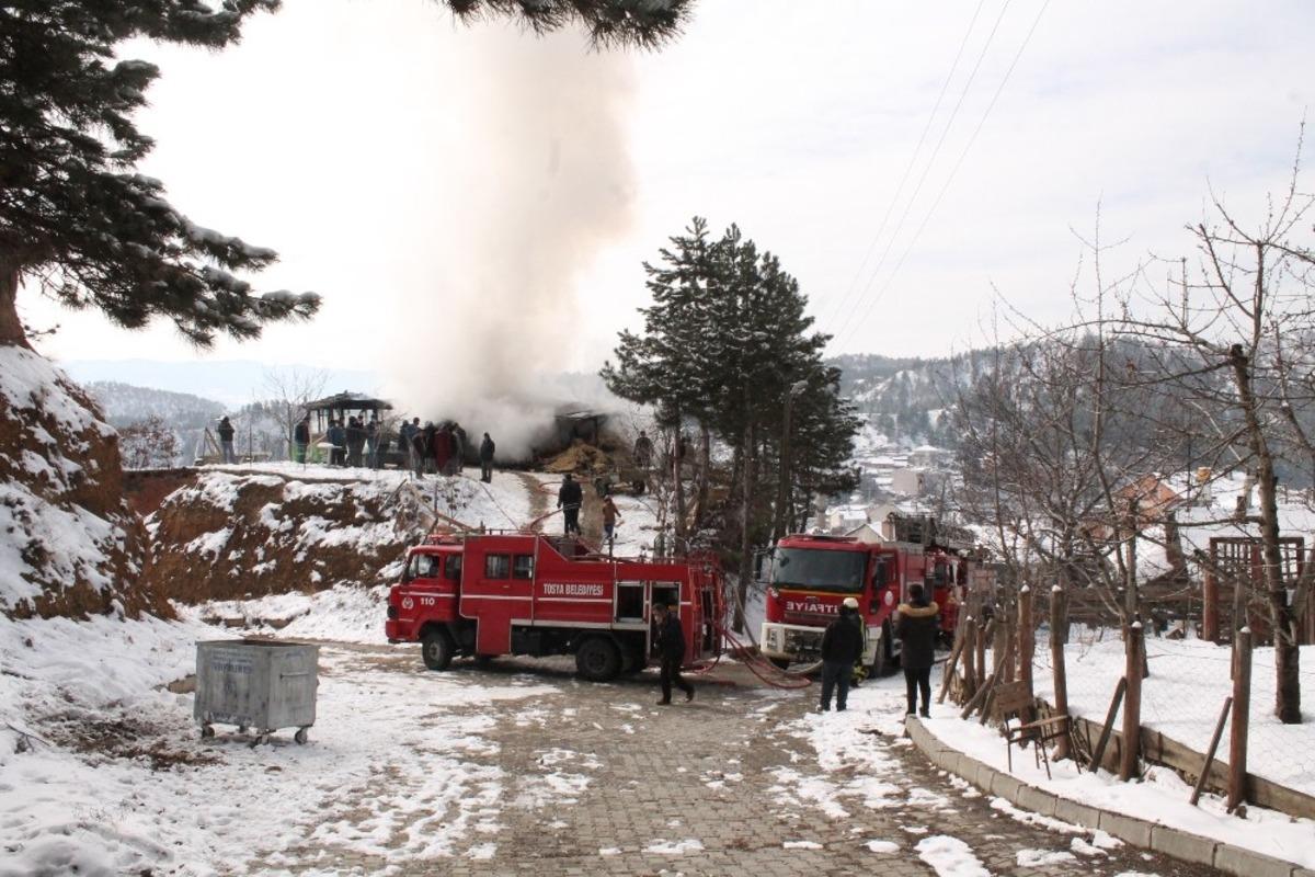 Alevlere teslim olan 2 katlı ev kullanılamaz hale geldi