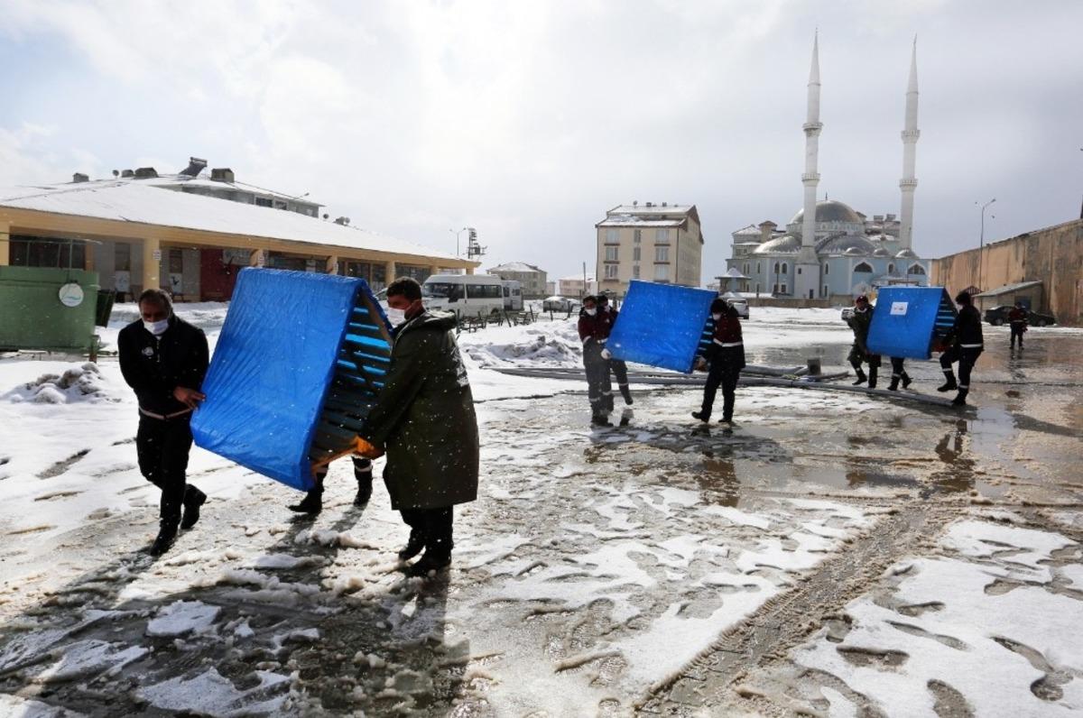 Van B&uuml;y&uuml;kşehir Belediyesinden sokak hayvanlarına sıcak yuva