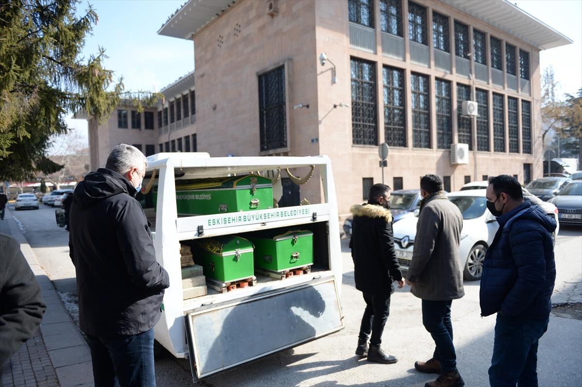 Eskişehir'de evlerinde eşiyle &ouml;l&uuml; bulunan baba ile oğlunun g&uuml;venlik kamerası g&ouml;r&uuml;nt&uuml;leri ortaya &ccedil;ıktı