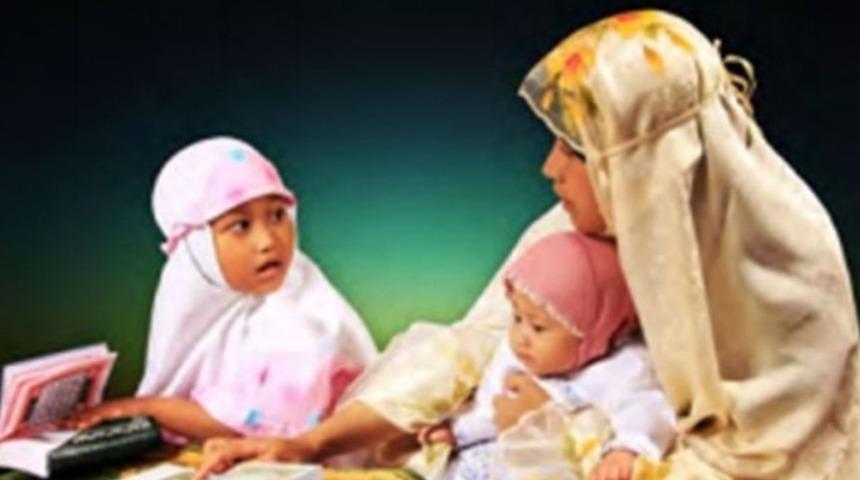 MEB'in ders kitabında kundaktaki bebeğe t&uuml;rban takıldı!