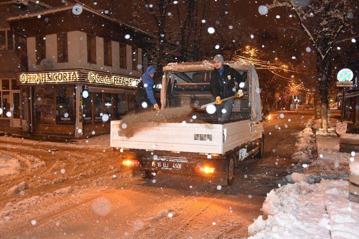 Karla kaplı Yenişehir’deki köy yolları ulaşıma açıldı G5