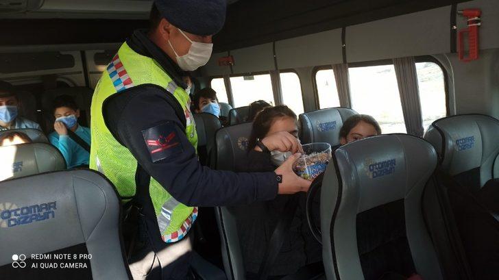 Jandarma ekipleri öğrenci servislerini denetleyip öğrencileri ziyaret etti G1