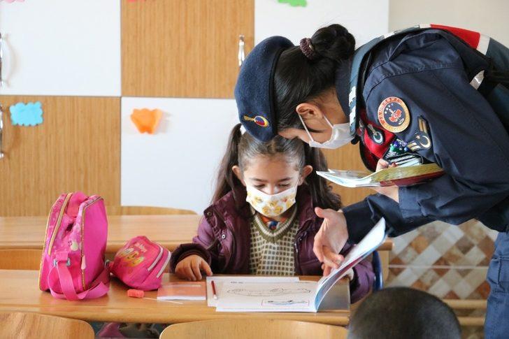 Jandarma ekipleri öğrenci servislerini denetleyip öğrencileri ziyaret etti G3