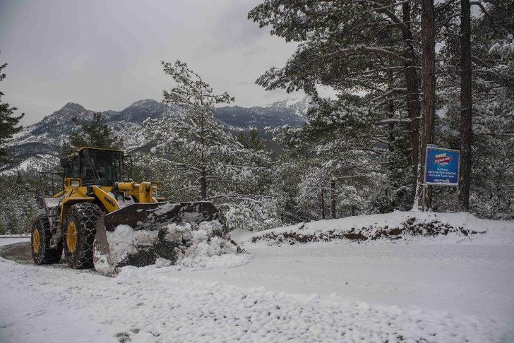 Adana’nın kuzeyinde karla mücadele G4
