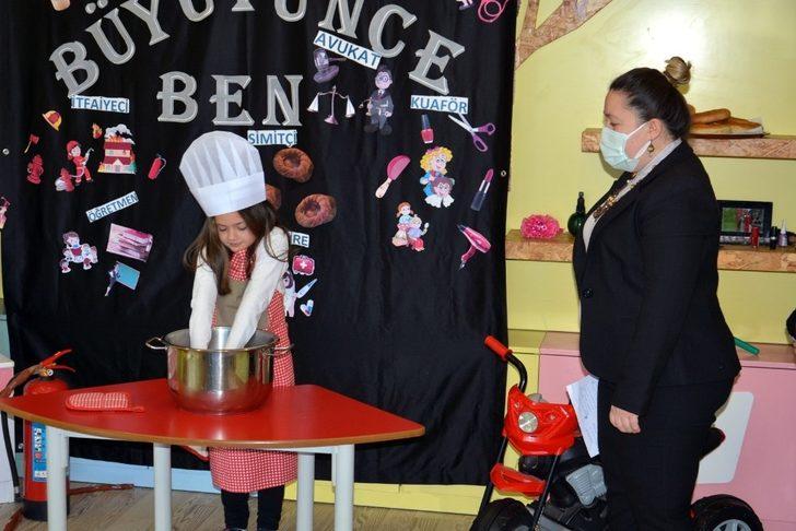 Öğrenciler üniformalı meslek tanıtımı G2