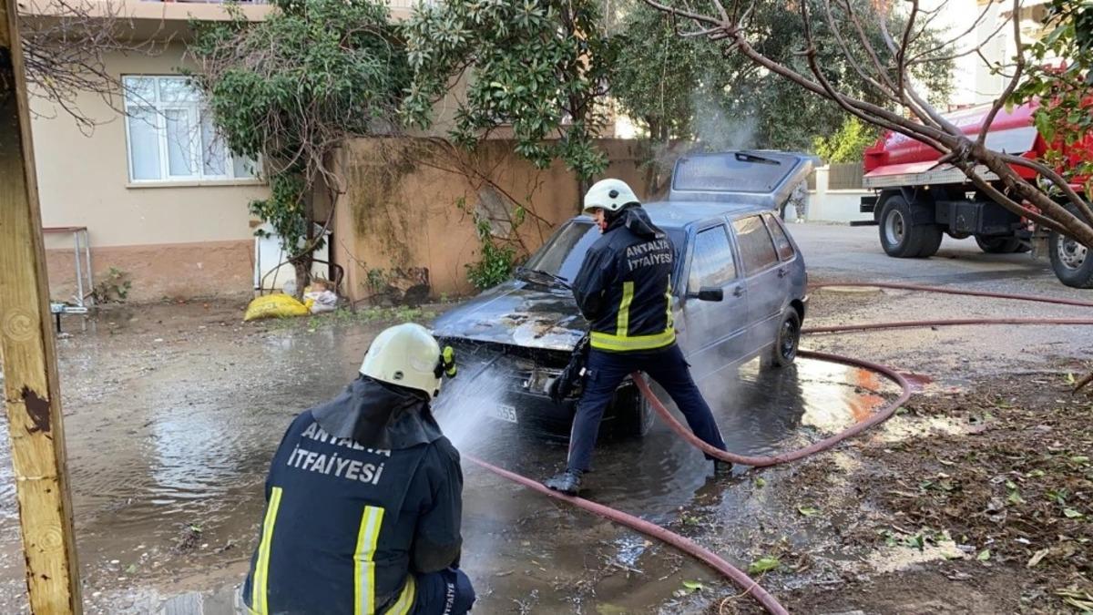 Kontağı &ccedil;evirdi, otomobil alev aldı