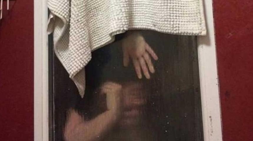 Tinder buluşmasında dışkısını atmak isterken tuvalet penceresine sıkışan kadın konuştu