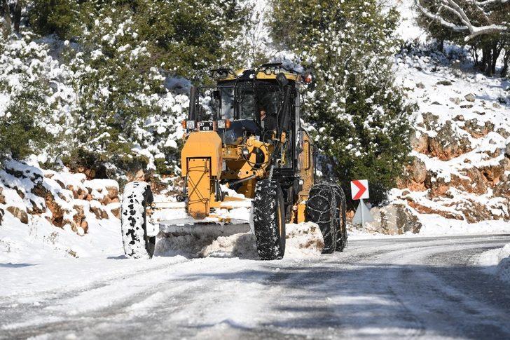 Konyaaltı’nda ‘buzlanmaya’  tuzlama önlemi G2