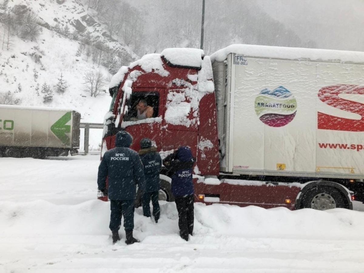 Rusya&rsquo;da d&uuml;şen &ccedil;ığın altında kalmaktan son anda kurtuldular