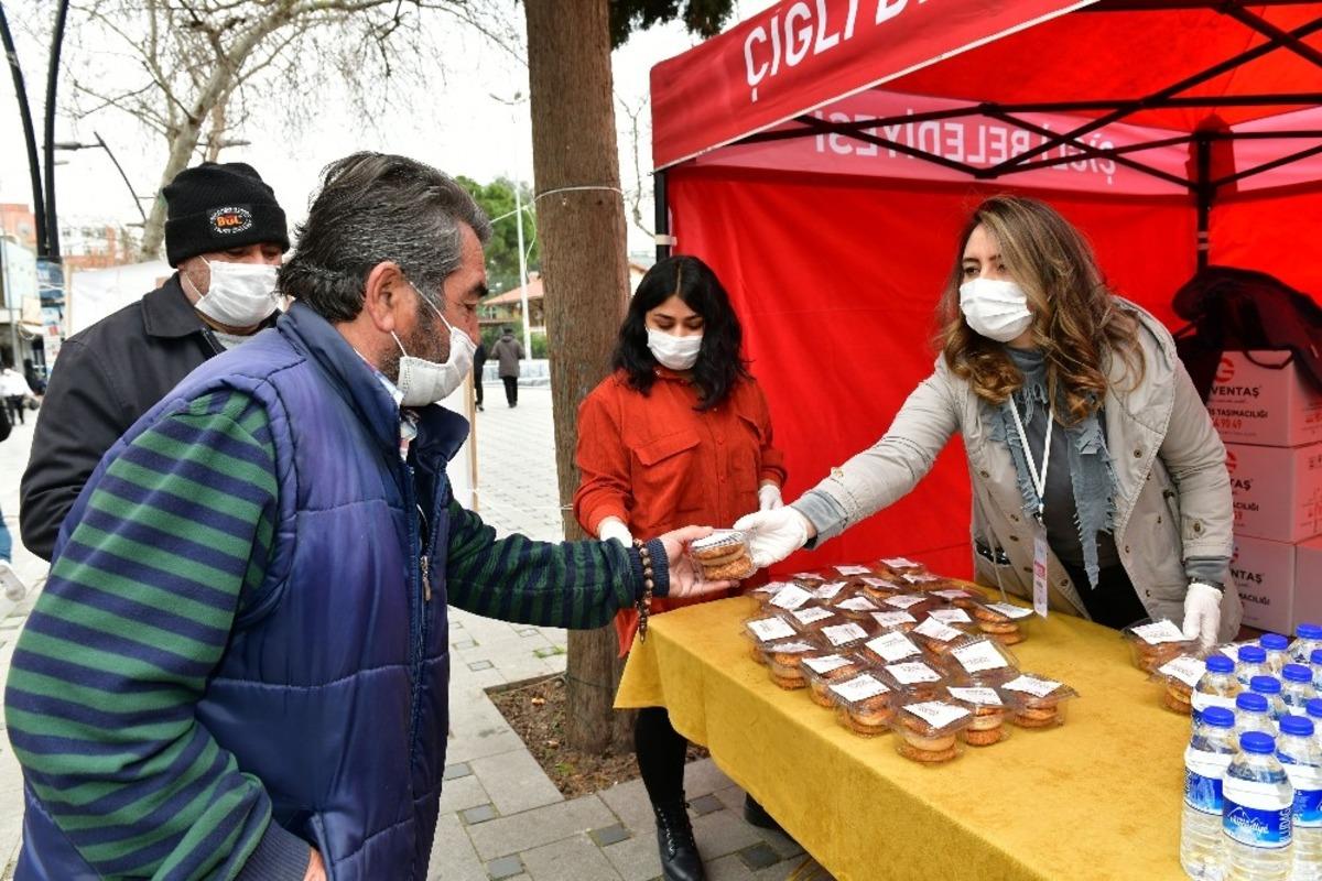&Ccedil;iğli Belediyesinden kandil simidi ve sıcak &ccedil;orba ikramı
