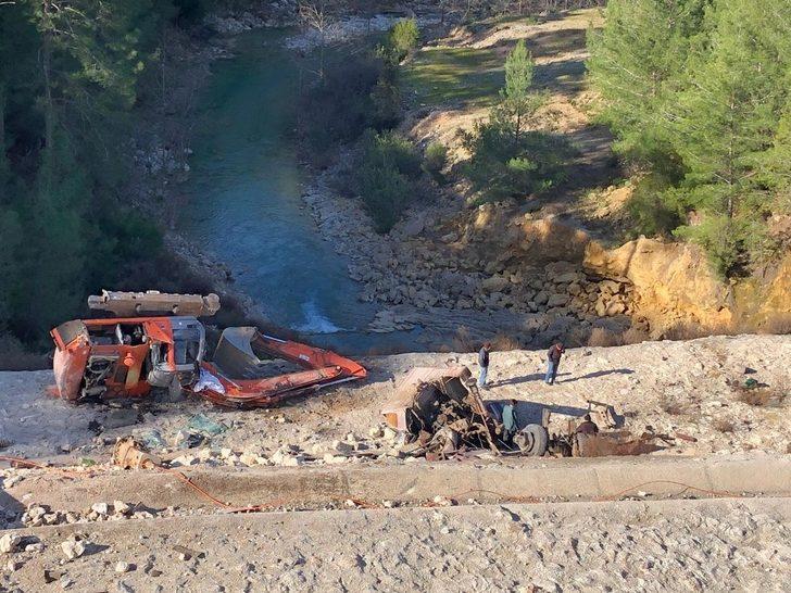 40 metrelik uçuruma yuvarlanan tırın sürücüsü  ölümden atlayarak kurtuldu G2