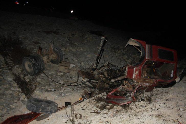 40 metrelik uçuruma yuvarlanan tırın sürücüsü  ölümden atlayarak kurtuldu G3