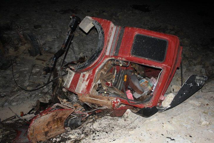 40 metrelik uçuruma yuvarlanan tırın sürücüsü  ölümden atlayarak kurtuldu G4