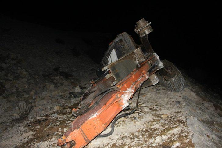 40 metrelik uçuruma yuvarlanan tırın sürücüsü  ölümden atlayarak kurtuldu G5