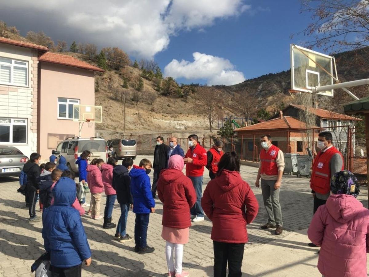 Kızılay&rsquo;dan 120 &ccedil;ocuğa giysi yardımı