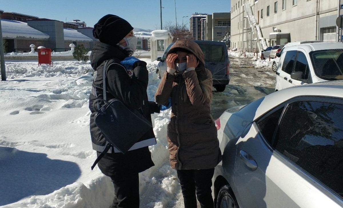 25 yaşındaki kadın satışa hazır uyuşturucu haplarla yakalandı