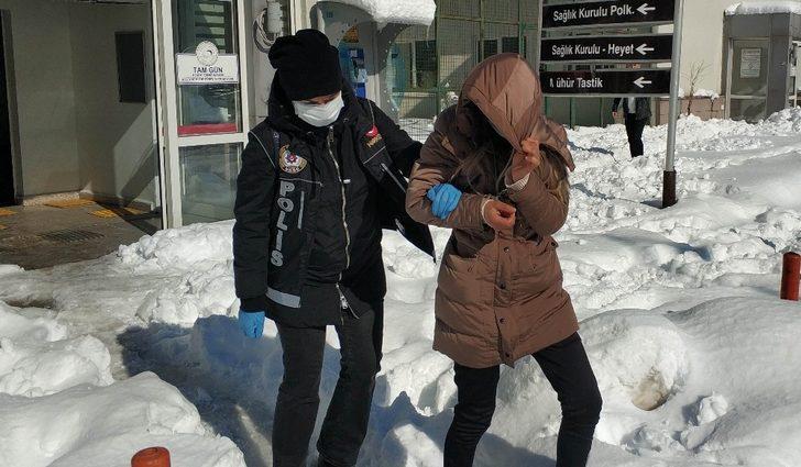25 yaşındaki kadın satışa hazır uyuşturucu haplarla yakalandı G2