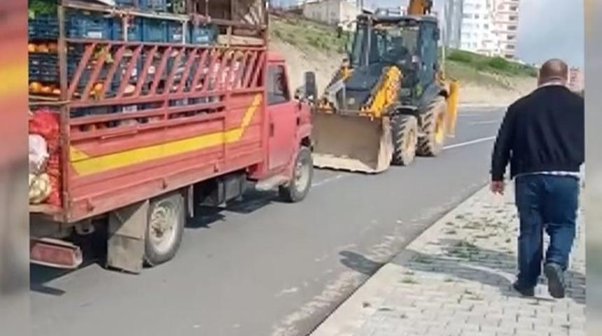 Yolda kalan meyve sebze yüklü kamyoneti iş makinesiyle götürdüler