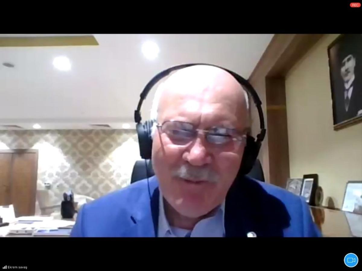 Rekt&ouml;r Savaş &ouml;ğrencilerle &ccedil;evrimi&ccedil;i s&ouml;yleşide buluştu