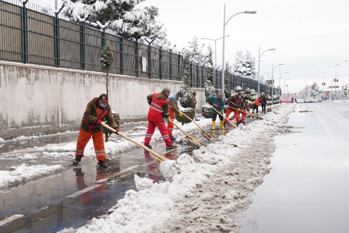 Diyarbakır B&uuml;y&uuml;kşehir Belediyesi ekipleri kar mesaisinde