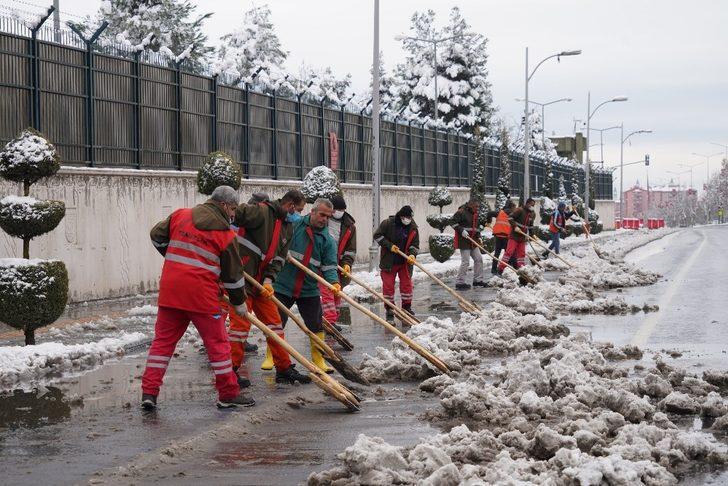 Diyarbakır Büyükşehir Belediyesi ekipleri kar mesaisinde G2