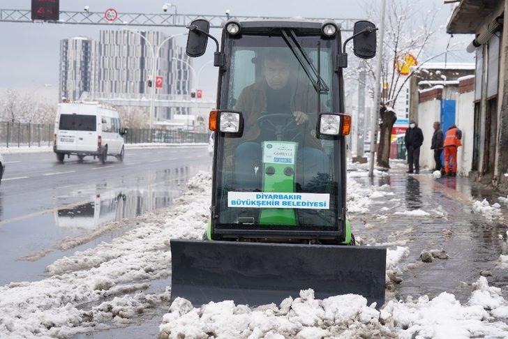 Diyarbakır Büyükşehir Belediyesi ekipleri kar mesaisinde G3