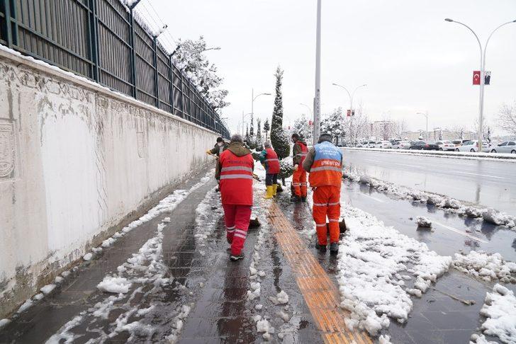 Diyarbakır Büyükşehir Belediyesi ekipleri kar mesaisinde G4