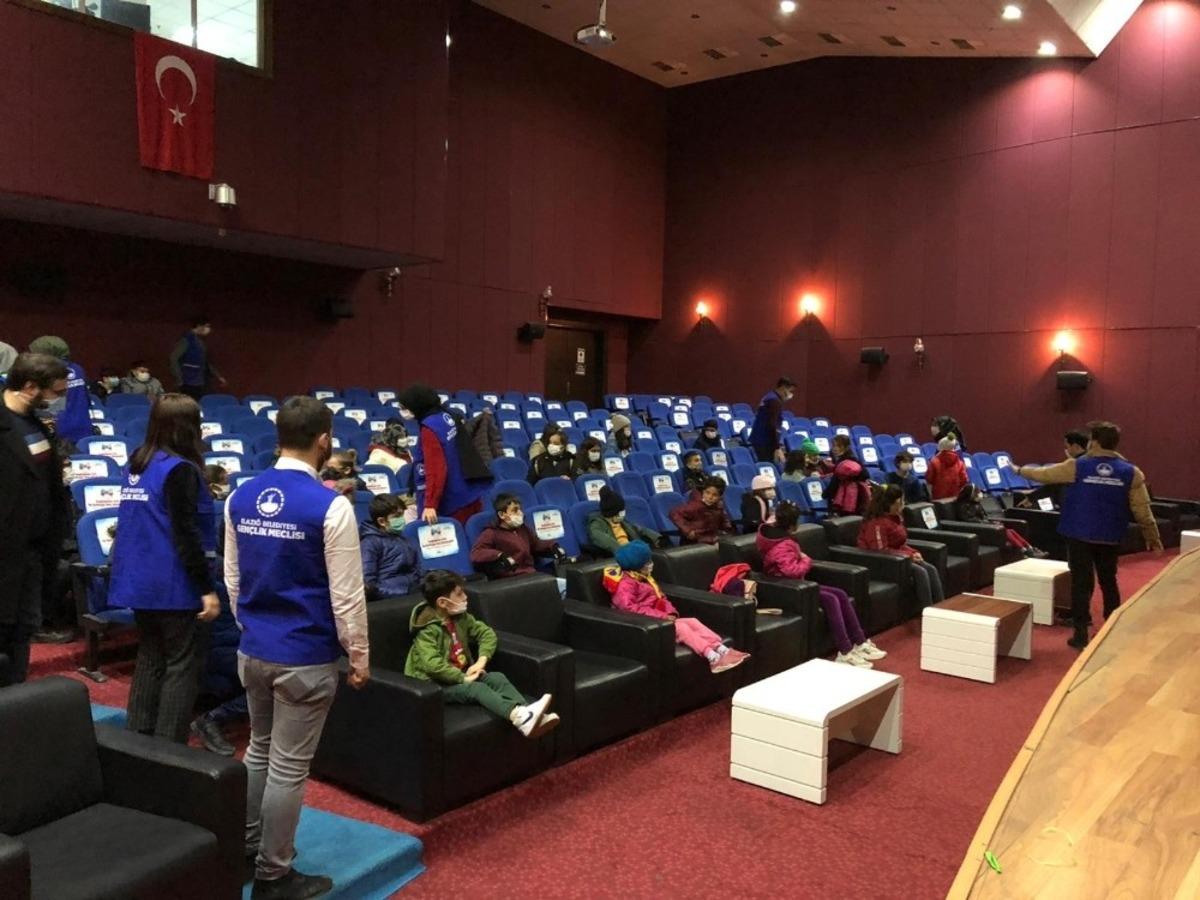 Depremzede &ccedil;ocuklar sinema keyfi yaşadı
