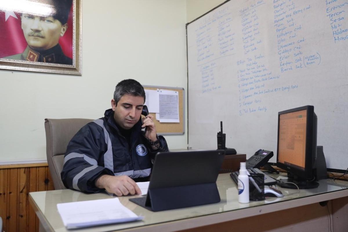 Başkan G&ouml;khan Y&uuml;ksel, karla m&uuml;cadele ekiplerinin yoğun mesaisine katıldı