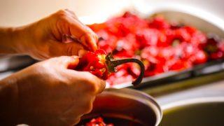 Bütün sırrı bundaymış: Kabukları kolayca soyulan közlenmiş biber salatası! 