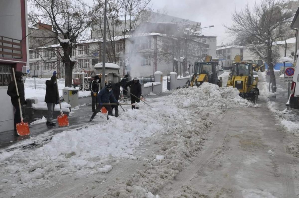 Kar kalınlığı 30 santimetreyi buldu, temizleme &ccedil;alışmaları başladı