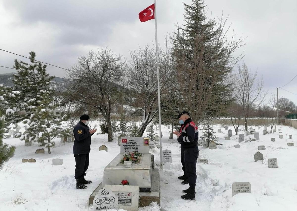 Şehit Jandarma Komando Er &Ouml;zbay, kabri başında anıldı