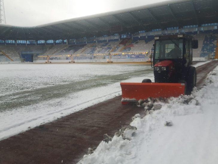 Hatayspor maçı öncesi saha zemininde yoğun çalışma G2
