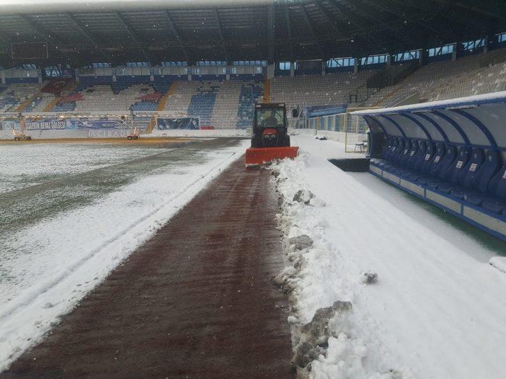 Hatayspor maçı öncesi saha zemininde yoğun çalışma G3