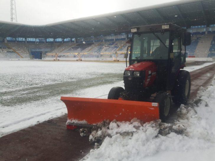 Hatayspor maçı öncesi saha zemininde yoğun çalışma G4