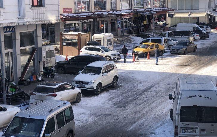 Kars’ta gelişi güzel park edilen araçlar trafiği aksatıyor G2