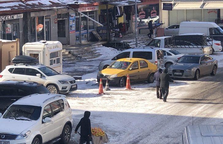 Kars’ta gelişi güzel park edilen araçlar trafiği aksatıyor G3